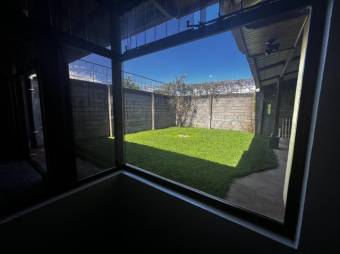 Se vende espaciosa propiedad con patio en San Vicente Santo Domingo A25-282