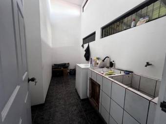 Se vende espaciosa propiedad con patio en San Vicente Santo Domingo A25-282