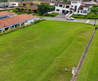 Lote esquinero de 779 m2 a la venta en condominio Las Vueltas en Los Reyes, La Guacima