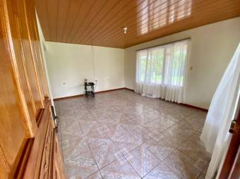 Se vende casa con lote de 5,300m2 en Las Horquetas Heredia 25-209