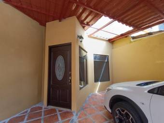 Se vende casa con patio y terraza en San Pablo Heredia 24-286