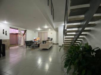 Se vende moderna casa con jardín en San Pedro Heredia 25-498