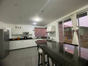 Se vende moderna casa con jardín en San Pedro Heredia 25-498