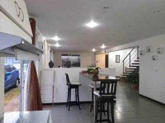 Se vende moderna casa con jardín en San Pedro Heredia 25-498