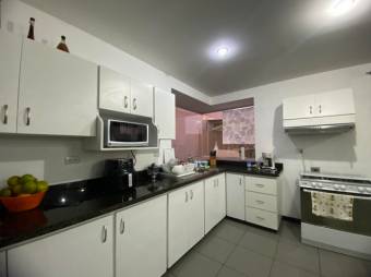 Se vende moderna casa con jardín en San Pedro Heredia 25-498