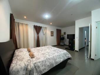 Se vende moderna casa con jardín en San Pedro Heredia 25-498