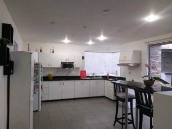 Se vende moderna casa con jardín en San Pedro Heredia 25-498