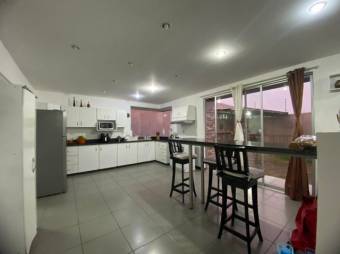 Se vende moderna casa con jardín en San Pedro Heredia 25-498