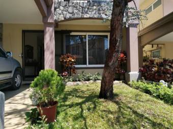 Se vende moderna casa en condominio de San Francisco Heredia 23-1611