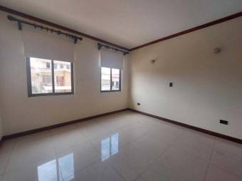 Se vende moderna casa con patio en Santo Domingo Heredia 24-1469