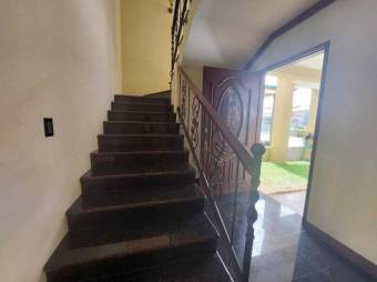 Se vende moderna casa con patio en Santo Domingo Heredia 24-1469