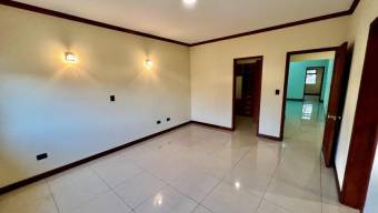 Se vende moderna casa con patio en Santo Domingo Heredia 24-1469