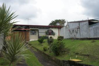 Se vende casa con amplia zona verde en San Rafael Heredia 23-1609