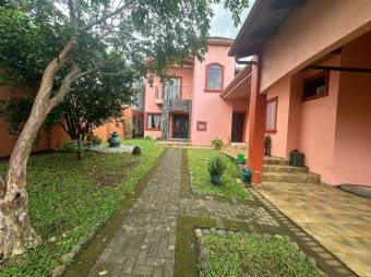 Se vende moderna casa con jardín en Barrantes Heredia 25-604