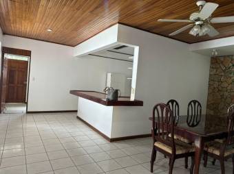 Se vende moderna casa con patio en La Asunción Heredia 25-199 