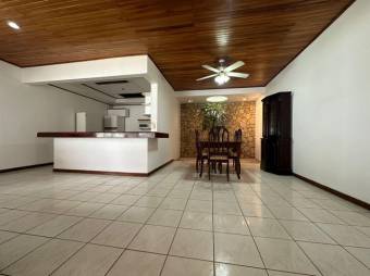 Se vende moderna casa con patio en La Asunción Heredia 25-199 