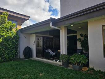 Se vende moderna casa en condominio de San Joaquín Heredia 25-535