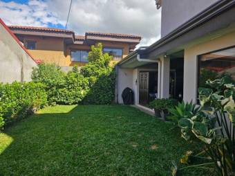 Se vende moderna casa en condominio de San Joaquín Heredia 25-535