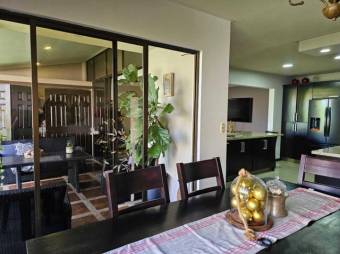 Se vende moderna casa en condominio de San Joaquín Heredia 25-535