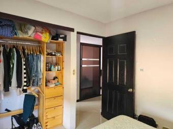 Se vende moderna casa en condominio de San Joaquín Heredia 25-535