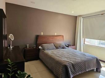 Se vende moderna casa en condominio de San Joaquín Heredia 25-535