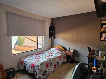 Se vende moderna casa en condominio de San Joaquín Heredia 25-535