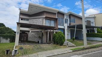 Se vende moderna casa en condominio de San Rafael Heredia 25-467 