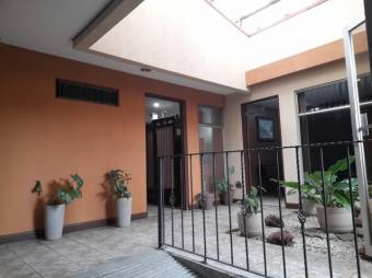 Se vende edificio comercial en Santa Barbara Heredia 23-2396