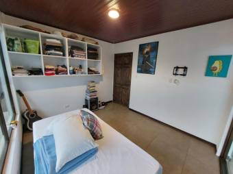 Se vende moderna casa con jardín en San Isidro Heredia 24-685