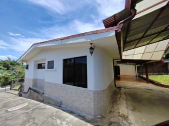 Se vende casa con amplio lote en Barrantes de Heredia 24-551