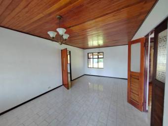 Se vende casa con amplio lote en Barrantes de Heredia 24-551