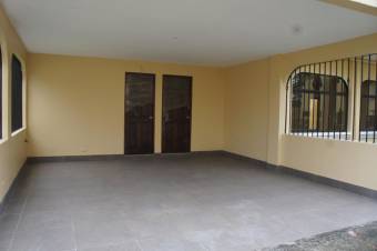 Se vende moderna casa con patio en La Ribera Heredia 23-1856