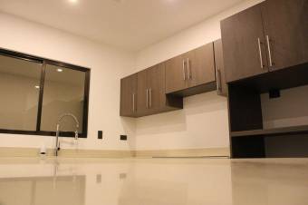 Se vende moderna casa en condominio de Ulloa Heredia 25-596