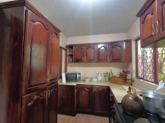 Se vende espaciosa casa con patio en Llorente Flores A24-281