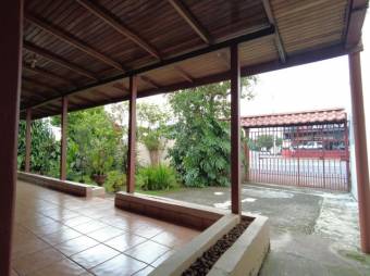 Se vende espaciosa casa con patio en Llorente Flores A24-281