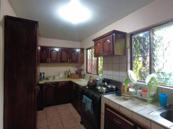 Se vende espaciosa casa con patio en Llorente Flores A24-281