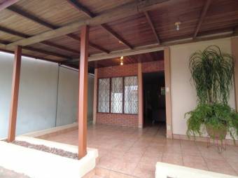 Se vende espaciosa casa con patio en Llorente Flores A24-281