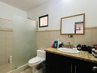 Se vende casa en exclusivo condominio de San Joaquín Heredia 25-473