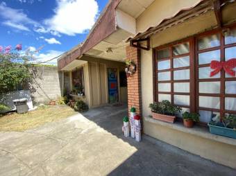 Se vende casa con amplio lote en San Pablo Heredia 24-1050