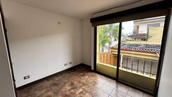 Se vende moderna casa con patio en San Antonio Heredia 24-1669