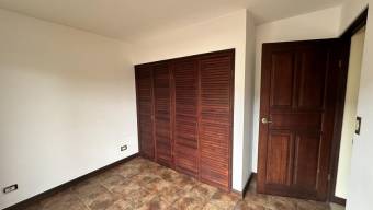 Se vende moderna casa con patio en San Antonio Heredia 24-1669