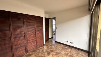 Se vende moderna casa con patio en San Antonio Heredia 24-1669