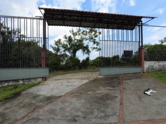 Se vende casa con lote de mas de 2000m2 en Tures Santo Domingo A23-3284