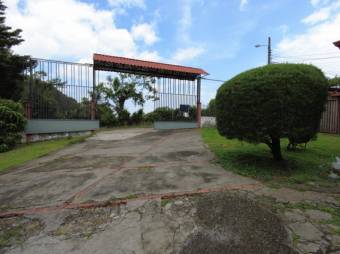 Se vende casa con lote de mas de 2000m2 en Tures Santo Domingo A23-3284