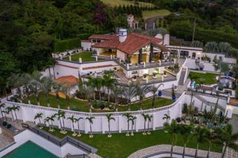 Se vende mansión  con lote de mas de 5100m2 en San Antonio Escazú A25-143