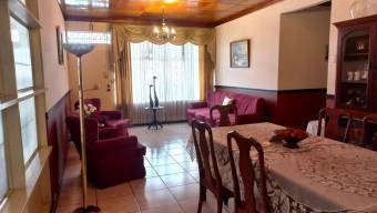 Se vende casa con uso de suelo mixto en Santo Domingo Heredia 23-2687