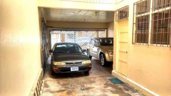 Se vende casa con uso de suelo mixto en Santo Domingo Heredia 23-2687