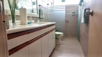 Se vende casa con uso de suelo mixto en Santo Domingo Heredia 23-2687