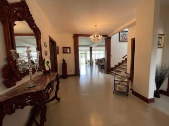 Se vende espaciosa casa en San Antonio Heredia 22-2713