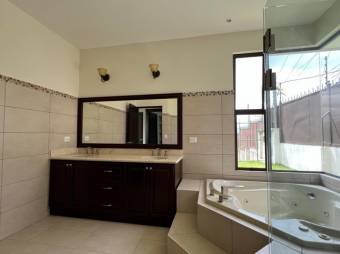 Se vende moderna y espaciosa casa en San Francisco Heredia 25-420